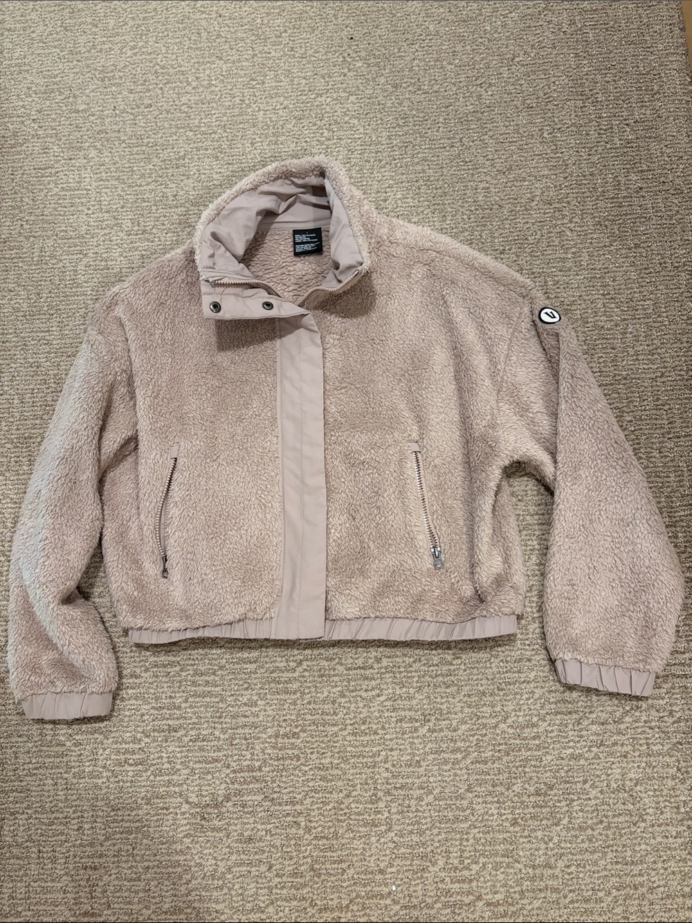 Vuori Jacket with Zip Pockets